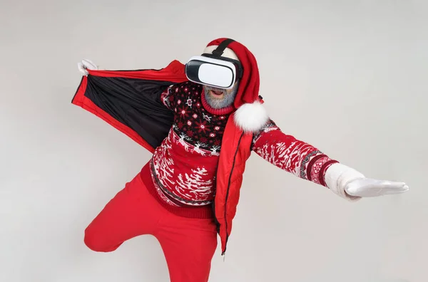 Ferien Und Weihnachtskonzept Weihnachtsmann Setzt Virtuelle Brille Auf Und Spielt — Stockfoto