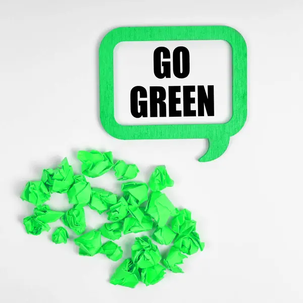 生态概念 在白色的背景上 绿色折皱的纸片和上面刻有 字样的标志 — 图库照片