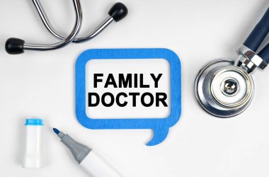 Tıp konsepti. Masanın üzerinde bir stetoskop, bir işaret ve üzerinde 