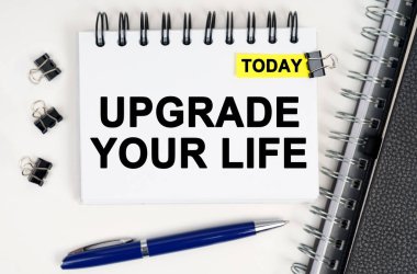 İş konsepti. Masanın üzerinde bir kalem ve üzerinde yazılar olan bir defter var.