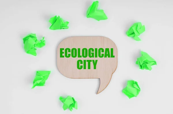 Экологическая Концепция Белом Фоне Рассыпаны Зеленые Листки Бумаги Деревянный Знак — стоковое фото