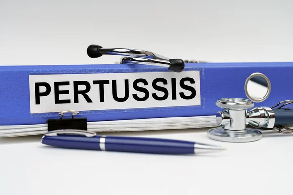 医学の概念 本の上に碑文と聴診器とフォルダです Pertussis — ストック写真