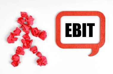 İş konsepti. Beyaz arka planda, kırmızı bir kağıt adam ve üzerinde EBIT yazan bir tabela.