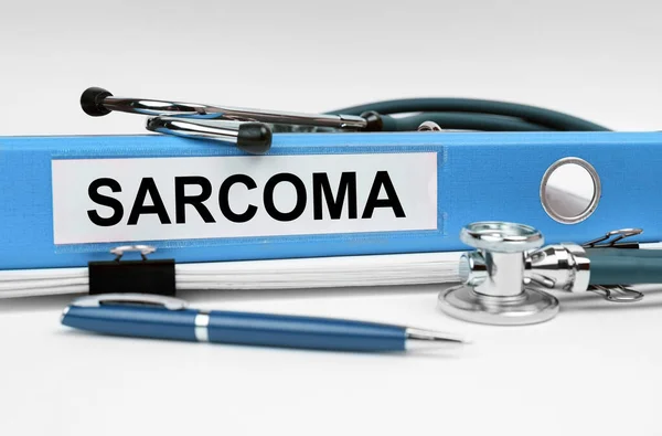 Concepto Medicina Libro Hay Estetoscopio Una Carpeta Con Inscripción Sarcoma — Foto de Stock