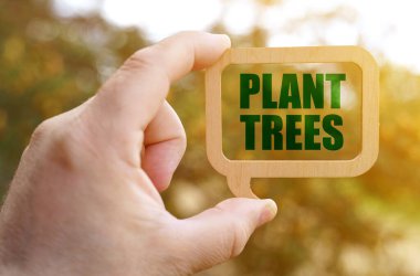 Ekoloji konsepti. Bir adamın elinde bir tabela var, üzerinde 