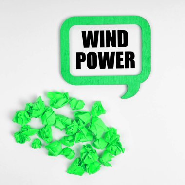 Ekoloji konsepti. Beyaz arka planda, yeşil buruşmuş kağıt parçaları ve içinde 