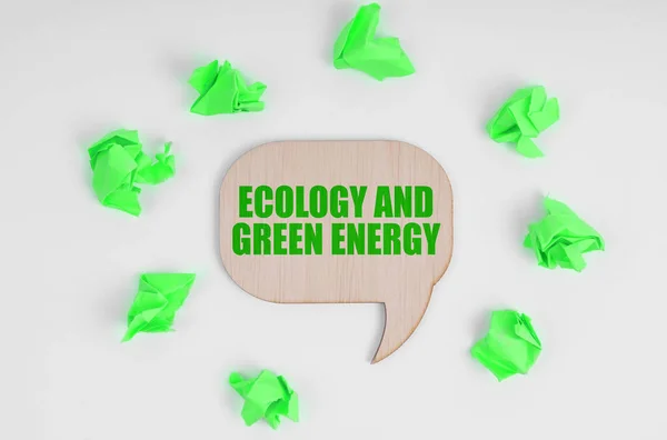 Экологическая Концепция Белом Фоне Рассыпаны Зеленые Листки Бумаги Деревянный Знак — стоковое фото