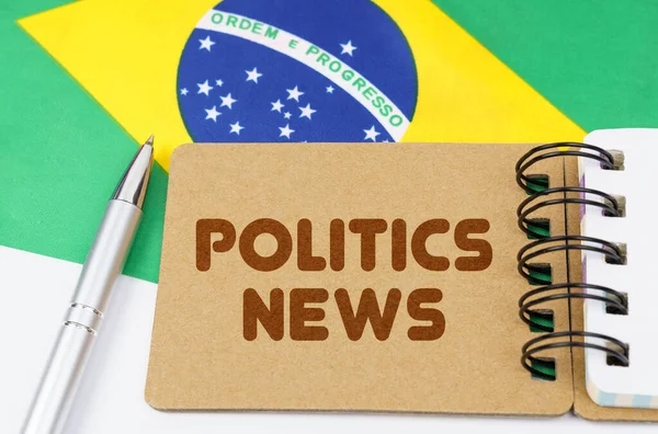 정치와 사람들의 브라질의 위에는 비문같은 뉴스가 공책이 — 스톡 사진