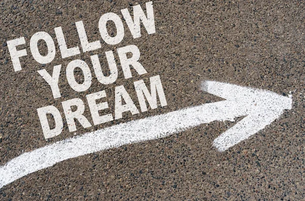 Koncepcja Biznesu Asfaltowych Znakach Drogowych Strzałka Napisem Follow Your Dream — Zdjęcie stockowe