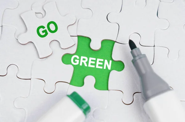 生态概念 白色的字谜躺在绿色的背景上 取而代之的是一张开着的字谜 — 图库照片