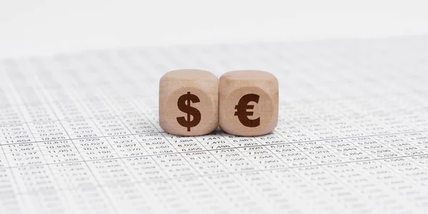 Üzleti Pénzügyi Koncepció Adatszolgáltatási Dokumentumokon Dollár Euró Feliratú Kockák Vannak — Stock Fotó