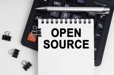 İş ve ekonomi kavramı. Masanın üzerinde bir hesap makinesi, bir kalem ve üzerinde 