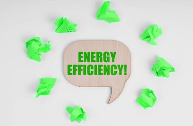 Ekoloji konsepti. Beyaz arka planda, buruşmuş yeşil kağıt parçaları ve üzerinde 