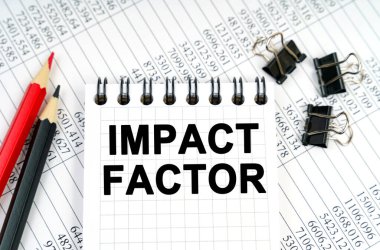 Ekonomi ve iş kavramı. Masanın üzerinde raporlar, kalemler ve üzerinde 