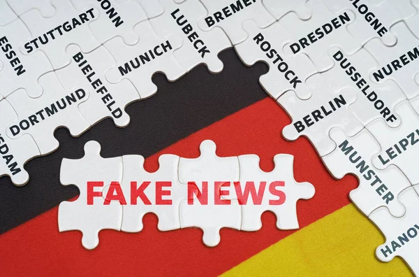 国家概念 ドイツの国旗には 都市の名前と碑文のパズルがあります Fake News — ストック写真