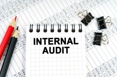 Ekonomi ve iş kavramı. Masanın üzerinde raporlar, kalemler ve üzerinde 