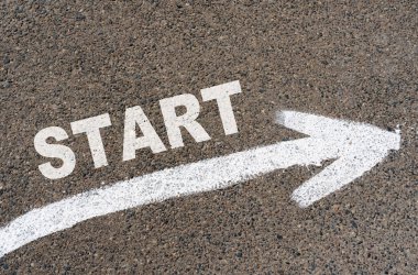 İş konsepti. Asfalt yol işaretlerinde üzerinde 