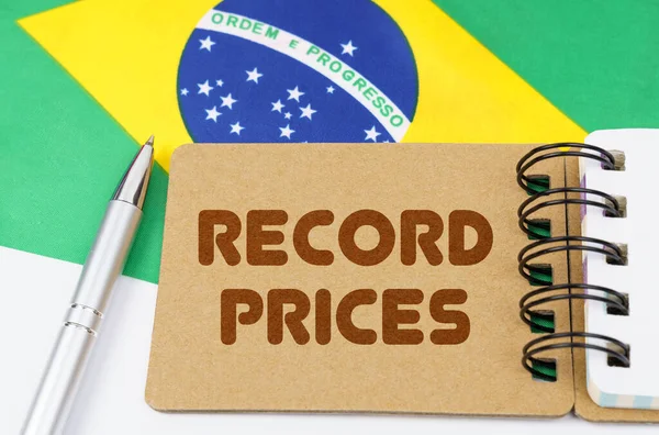 브라질의 국기에 새겨진 기록적 가격의 공책이 — 스톡 사진
