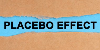 Tıp konsepti. Kağıt ortadan yırtılmış. Mavi arkaplanda Placebo Efekti yazıyor.