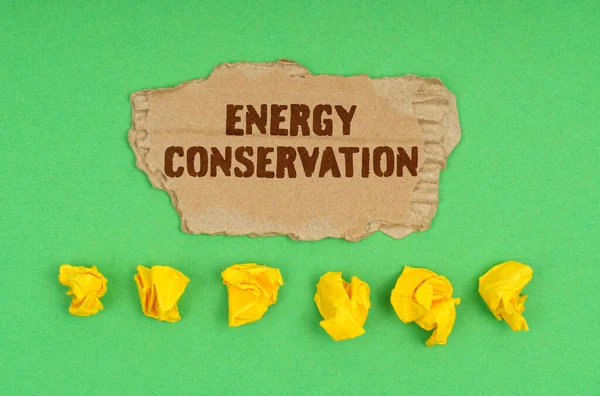 Экологическая Концепция Зеленом Фоне Смятая Желтая Бумага Картон Надписью Энергосбережение — стоковое фото