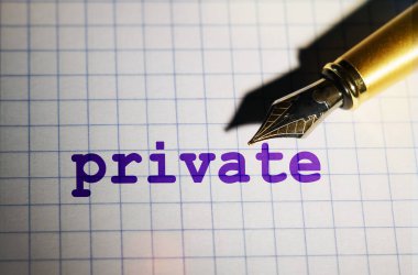 İş ve finans kavramı. Defterin üzerinde özel olarak yazıldığı bir kalem var.