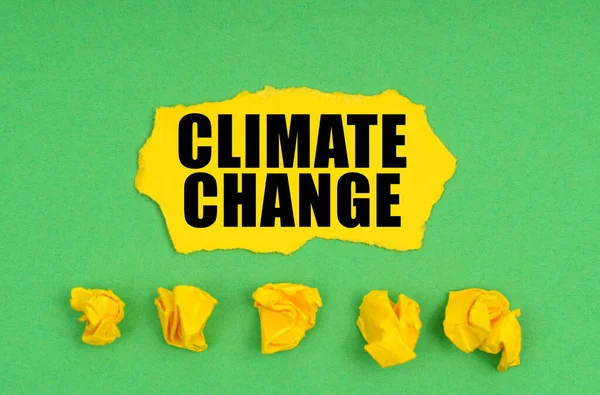 Ekologický Koncept Zeleném Pozadí Zmačkaný Žlutý Papír List Nápisem Změna — Stock fotografie