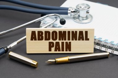 Tıp konsepti. Masanın üzerinde bir defter, bir steteskop ve üzerinde 