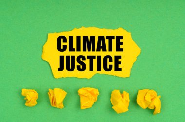 Ekoloji konsepti. Yeşil arka planda, buruşmuş sarı kağıt ve üzerinde 