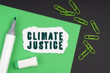 Ekoloji konsepti. Siyah bir arkaplanda, bir kalem, ataç, bir çarşaf ve yırtık bir kağıt - iklim adaleti