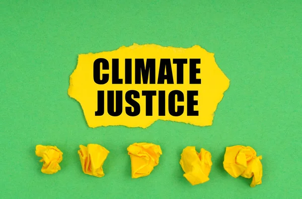 Ekologický Koncept Zeleném Pozadí Zmačkaný Žlutý Papír List Nápisem Climate — Stock fotografie