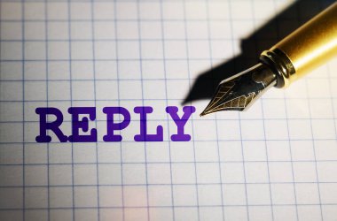 İş ve finans kavramı. Defterin üzerinde bir kalem var, onun yanında yazılı cevap var.