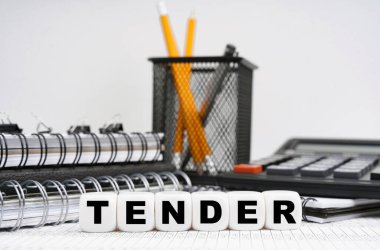 İş ve finans kavramı. Masanın üzerinde, ofis eşyalarının arasında, üzerinde yazı olan küpler. -