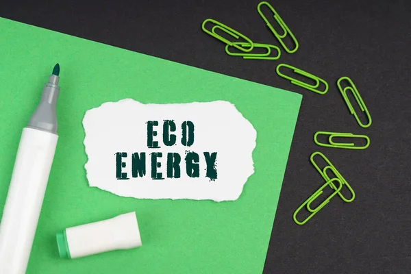 生態学の概念 黒の背景に マーカー 紙クリップ シートと碑文と引裂かれた紙 エコエネルギー — ストック写真