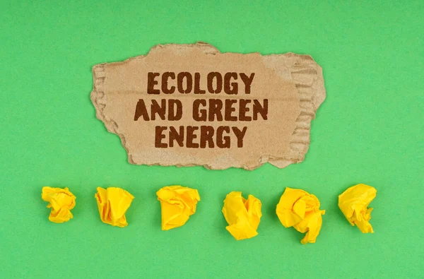 Concepto Ecología Sobre Fondo Verde Papel Amarillo Arrugado Cartón Con —  Fotos de Stock