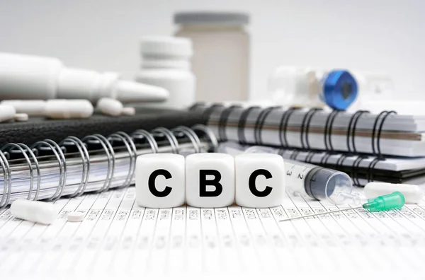 医学の概念 テーブルの上には日記 銘文付きのキューブがあります Cbc — ストック写真