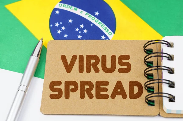 의학의 컨셉이지 브라질의 국기에는 명문이 새겨진 공책이 바이러스 Virus Spread — 스톡 사진