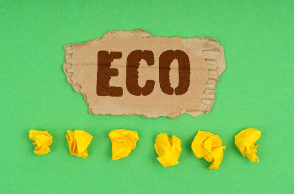Экологическая Концепция Зеленом Фоне Смятая Желтая Бумага Картон Надписью Eco — стоковое фото