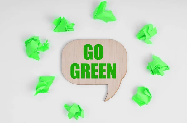 Ekoloji Konsepti Beyaz Arka Planda Buruşmuş Yeşil Kağıt Parçaları Üzerinde — Stok fotoğraf