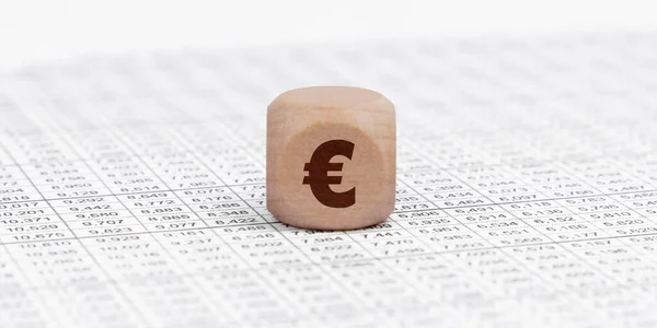 Conceito Negócios Finanças Existe Cubo Com Sinal Euro Nos Documentos — Fotografia de Stock