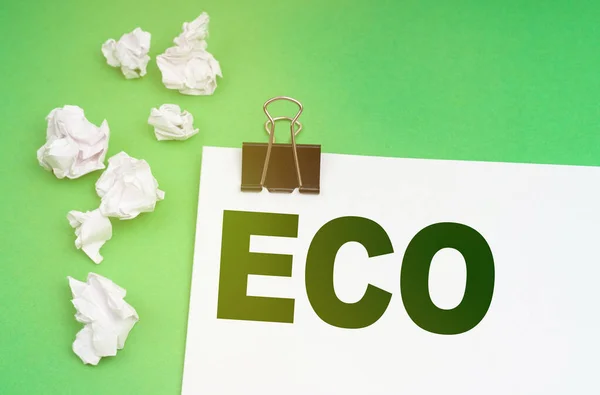 生态概念 绿色背景上 皱巴巴的纸和印有Eco字样的纸 — 图库照片