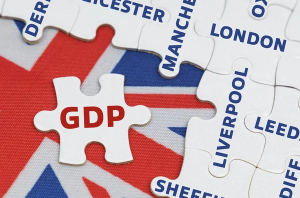 Ulusal konsept. Büyük Britanya bayrağında şehirlerin isimlerinin yazılı olduğu bulmacalar var. -