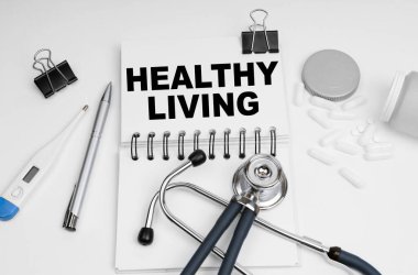 Tıp konsepti. Masanın üzerinde stetoskop, hap, termometre ve üzerinde 