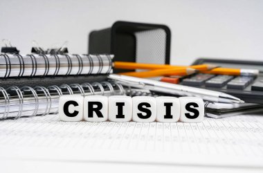 İş ve finans kavramı. Masanın üzerinde, ofis eşyalarının arasında, üzerinde yazı olan küpler. -