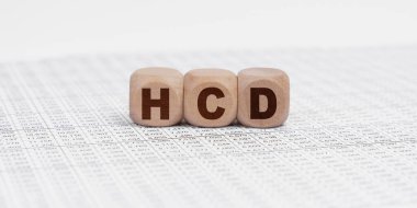 İş ve finans kavramı. Rapor belgelerinde HCD yazılı küpler var.