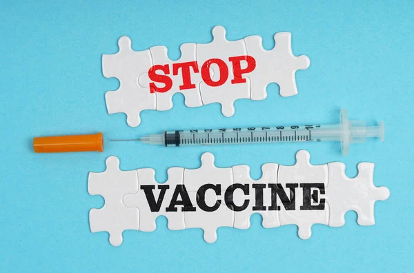 Koncept Medicíny Modrém Pozadí Stříkačka Puzzle Nápisem Stop Vaccine — Stock fotografie