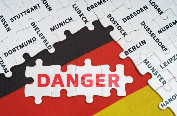 내셔널 컨셉이야 독일의 국기에는 도시들의 이름이 새겨져 위험성 수수께끼들이 새겨져 — 스톡 사진