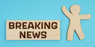 Tıp konsepti. Mavi arka planda, bir adamın ahşap figürü ve üzerinde 