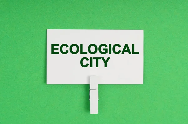 Ökológia Zöld Alapon Egy Névjegykártya Egy Ruhaszárítón Névjegykártya Szerint Ecological — Stock Fotó