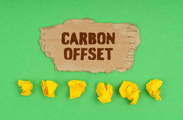 Экологическая Концепция Зеленом Фоне Смятая Желтая Бумага Картон Надписью Углеродное — стоковое фото