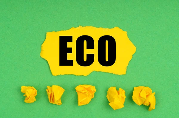 Concepto Ecología Sobre Fondo Verde Papel Amarillo Arrugado Una Hoja — Foto de Stock